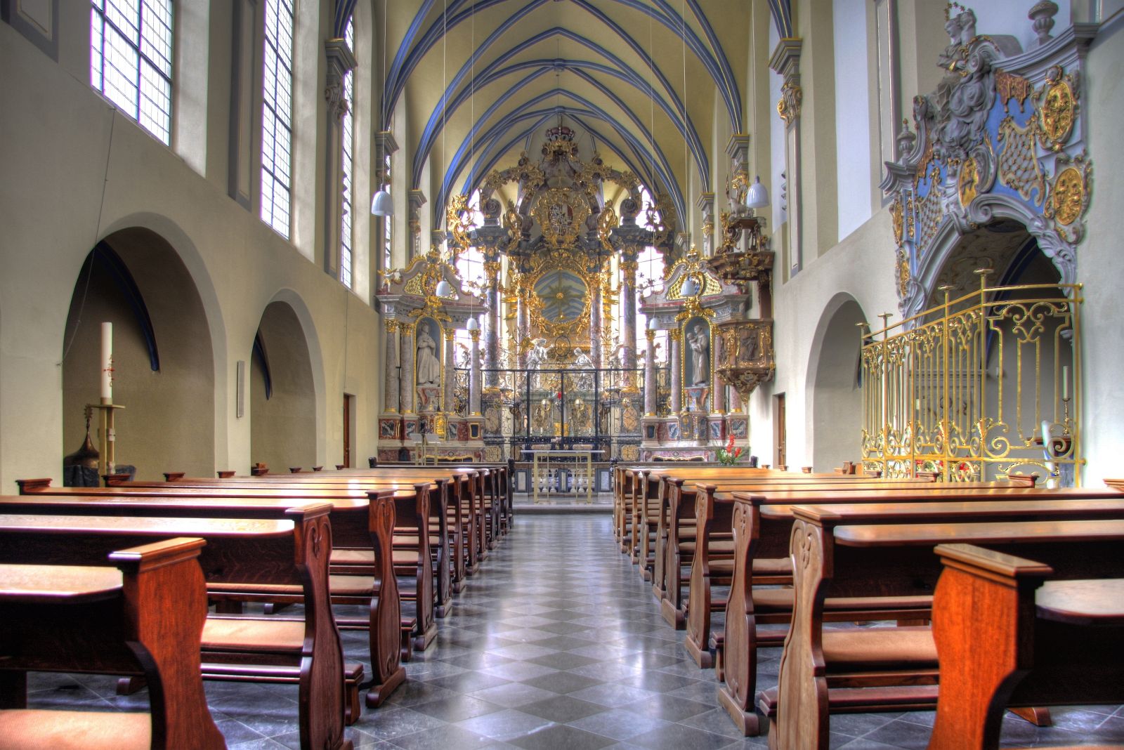 Blick in die Schlosskirche St. Maria von den Engeln zu Brühl - Hochaltar von Balthasar Neumann