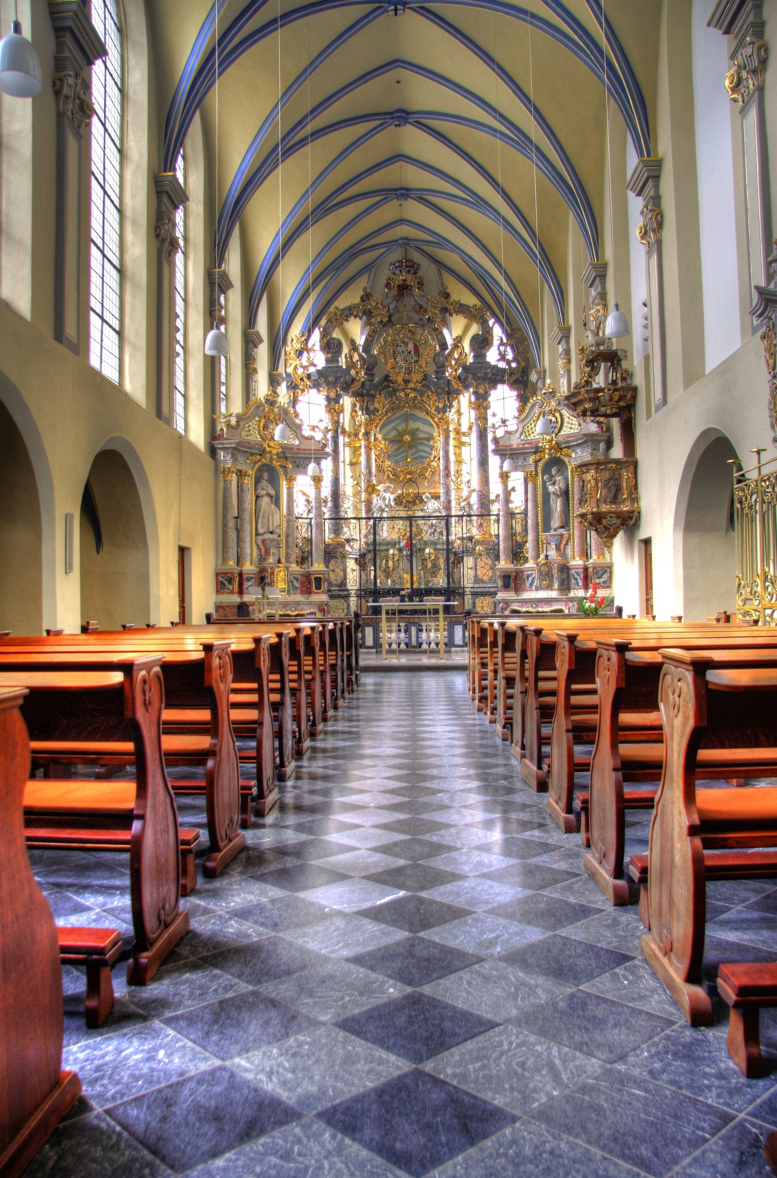 Blick auf den Altarbereich der Schlosskirchen St. Maria von den Engeln zu Brühl