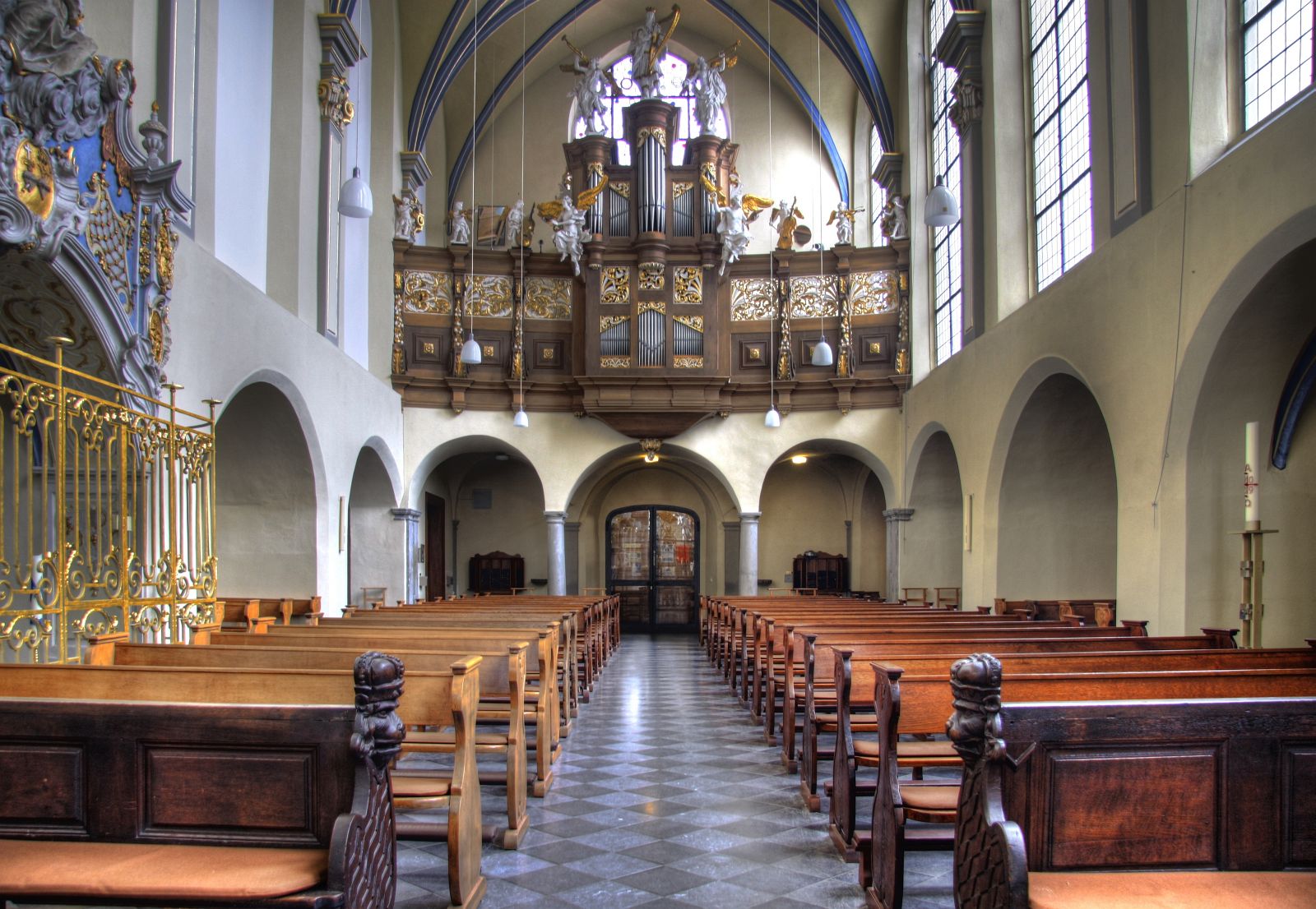 Blick auf den Orgelprospekt der Schlosskirche St. Maria von den Engeln zu Brühl